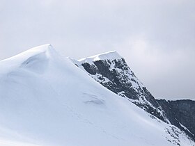 Vue de l'arête sommitale du Glittertind depuis l'est.