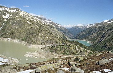 Blick von der Passhöhe auf Grimselsee, Grimselhospiz und Räterichsbodensee