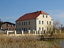 Herrenhaus, Großviehstall, Waschküche, Transformatorenhaus und Kellerhaus der Gutsanlage Schenkendorf