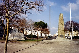 Mémoriaux à Saint-Nazaire : mémorial du HMT Lancastria à gauche, mémorial opération Chariot à droite.