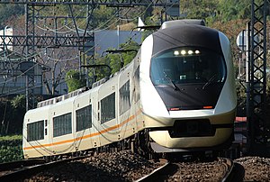 大阪線 三本松付近を走行する名阪特急 21020系電車（アーバンライナーnext）