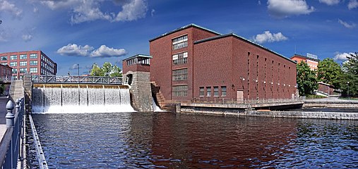 La centrale électrique et la chute vues du Kirjastonpuisto.