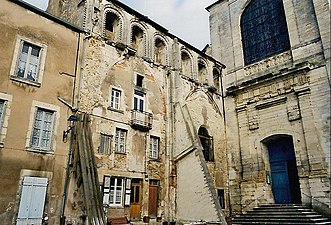 Anciens bâtiments de l'église transformés en immeubles d'habitation.