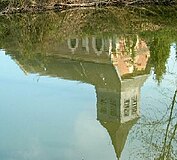 L'église se mirant dans l'étang.