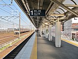 ホーム（西側を東海道本線、東海道新幹線が並走）