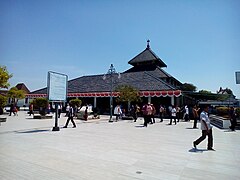 Masjid Agung Demak yang beratapkan meru bertingkat.