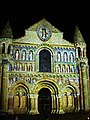 Église Notre-Dame-la-Grande de Poitiers, dans la Vienne (sous un éclairage restituant les polychromies originelles).