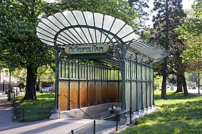 Photographie d'un édicule d'accès à la partie souterraine de la ligne avec toiture et baies vitrées