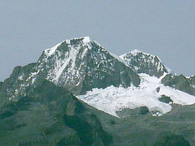 Vue du pic Cristóbal Colón (au centre) et du pic Simón Bolívar (arrière-plan à droite) depuis le nord.