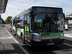 La ligne en site propre 393 à la station Carrefour de la Résistance.