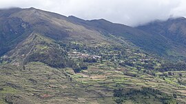 Parte del distrito de Rapayán en la que se ve la capital homónima, visto desde Tarapampa/Tarabamba, Arancay.