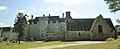 Le château de Pontcallec : la façade nord et, à droite, la chapelle.