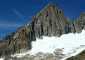 La face est de l'aiguille du Moine avec le glacier de Talèfre à ses pieds.