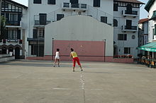 Photographie d’une partie de pelote basque féminine au centre du bourg.