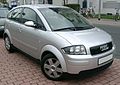 Audi A2. Falsa parrilla sellada al aire. La toma de aire real está debajo del parachoques. La segunda serie de este vehículo incorporó una imitación de una parrilla normal, en contraposición con el plástico liso de la primera serie.[2]​