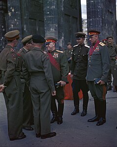 Жуков и Рокоссовский с лампасами, (Берлин, Бранденбургские ворота, 1945).