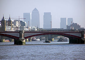 Le Blackfriars Bridge vu de Waterloo Bridge, avec les tours de Canary Wharf en arrière-plan.