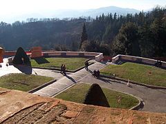 La plaza del santuario y al fondo la colina de la Guardia