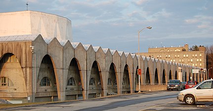 L’Aile Huard du Cégep de Chicoutimi (Saguenay, Québec), réalisé par Paul-Marie Côté en 1964.