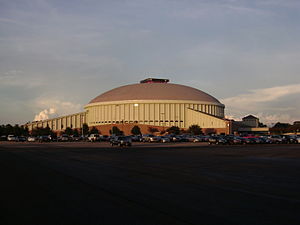 Der Cajundome von Lafayette im Abendlicht (August 2009)