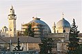 Les deux dômes du Saint-Sépulcre et le minaret de la mosquée d'Omar à gauche.