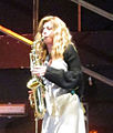 Benedicta Boccoli et son saxophone pendant Crimini del Cuore, théâtre Saint Babylas de Milan[17], 1er mai 2015.