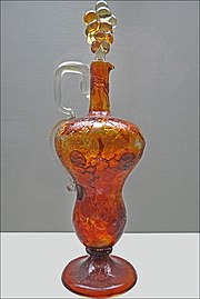 Cruche raisin, with multiple layers of glass, engraved, applied decoration and inclusions of colored glass dust (1896) (Musée de l'Ecole de Nancy)