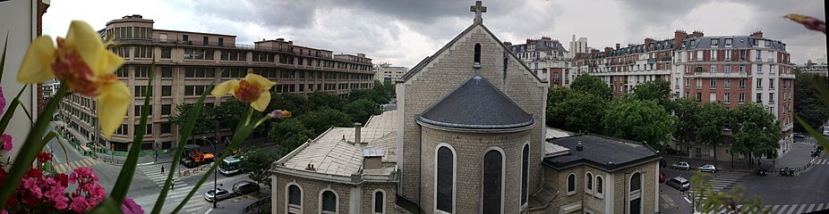 サン＝ガブリエル・カトリック教会。左側はリセ・エレーヌ＝ブーシェ
