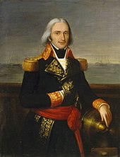 Un homme avec de long cheveux blancs dans un uniforme naval richement décoré se tient sur le pont d'un navire.