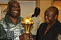 Abédi Pelé (rechts) und der ehemalige Präsident der Republik Elfenbein- küste, Laurent Gbagbo, im Jahre 2007