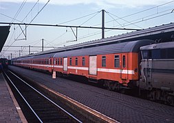 Fourgon Dms et voitures I6 assurant un train Ostende - Cologne.