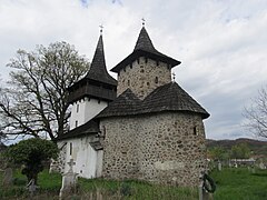 Iglesia Arcángel San Miguel en Gurasada, en la que el cuerpo de la entrada, en blanco, ha sustituido al cuarto ábside[6]​[7]​