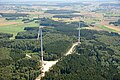 Luftbild der Anlagen (2024-08-11, Blickrichtung SSO). Im Hintergrund links ist Machtolsheim, mitte rechts das Gewerbegebiet 'Laichinger Alb' und der östliche Teil von Laichingen.