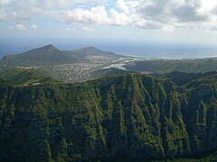 Vue de la chaîne Koʻolau avec le cratère Koko et Maunalua en arrière-plan.