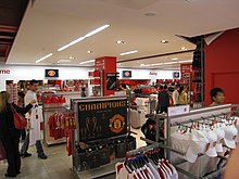 Des rayons de vêtements d'affaires de sport logotés aux couleurs de Manchester United.