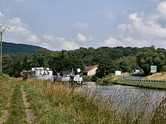 Croisement de bateaux sur la canal à Richardménil