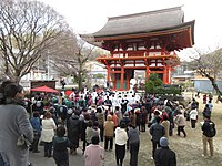 当日15時。滝山寺三門から行列が出立。