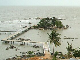 L'île de Simping est accessible par une passerelle (janvier 2011).