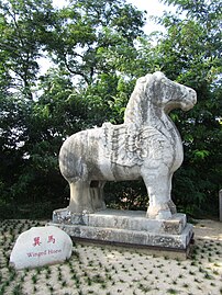 Statue d'un cheval ailé le long de la voie des esprits.