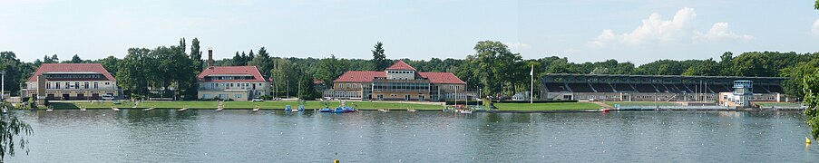 Regatta Tribünengebäude vom Wasser aus gesehen (2010)