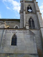 Devise républicaine sur la façade de l’église Saint-Carad'heuc.