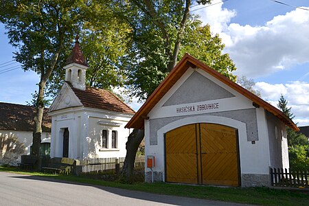 Kapelle der Jungfrau Maria und Spritzenhaus in Vůsí