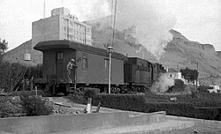 Formación a vapor atravesando el centro de Comodoro, frente al andén apeadero Comodoro Rivadavia, rumbo al empalme para retomar la vía principal rumbo al norte.