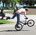 Un vélo acrobatique.