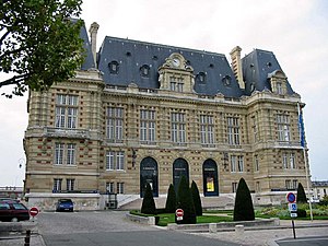 L'hôtel de ville en 2008, façade de l'avenue de Paris.