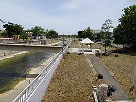 A view from the bridge of Parque Lineal Veredas del Labrador, looking south