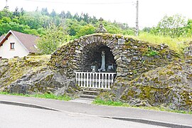 Reproduction de la grotte de Lourdes.