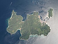 阿多田島と猪子島（右上）の航空写真（2023年） 国土交通省 国土地理院 地図・空中写真閲覧サービスの空中写真を基に作成