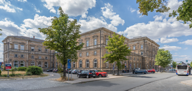 Sicht auf Bahnhofsgebäude von Osten