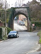 L'ancienne ligne de chemin de fer, transformée en lieu de randonnée, enjambe la route.